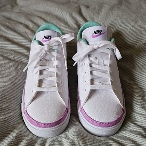 Nike White and Pink Sneakers with Textured Upper and Iconic Swoosh